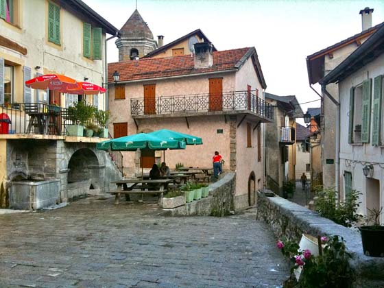 La place du Champas 
 and the restaurant Le Pous Caf